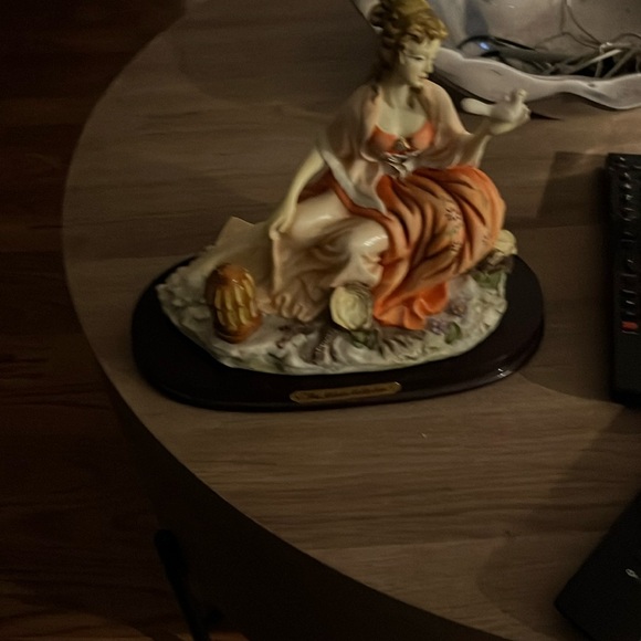 Lady statue - Picture 2 of 3